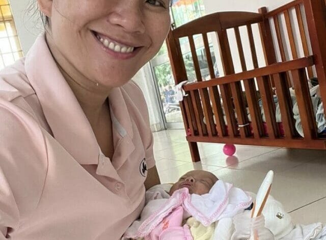 Những bà mẹ trẻ đi “ấp” trẻ mồ côi Những bà mẹ trẻ đi “ấp” trẻ mồ côi
