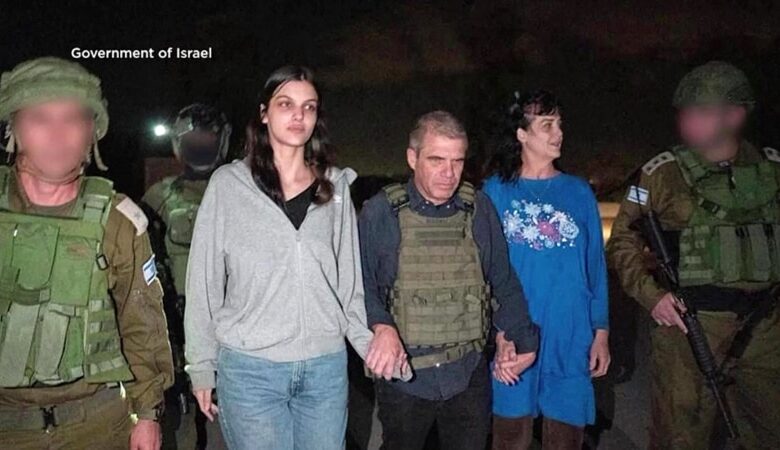 Hamas thả hai mẹ con người Mỹ bị bắt làm con tin Hamas thả hai mẹ con người Mỹ bị bắt làm con tin