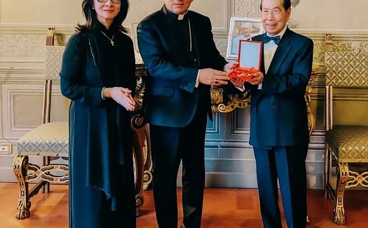 Lần đầu tiên, 2 người Mỹ gốc Việt được ban Huân Chương Thánh Giáo Hoàng Gregory Lần đầu tiên, 2 người Mỹ gốc Việt được ban Huân Chương Thánh Giáo Hoàng Gregory
