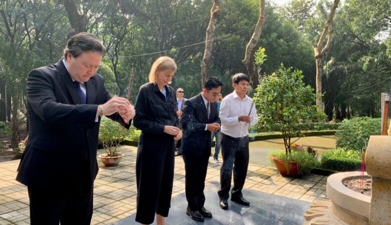 Đại sứ Mỹ cam kết tìm cách trùng tu Nghĩa trang Biên Hòa Đại sứ Mỹ cam kết tìm cách trùng tu Nghĩa trang Biên Hòa