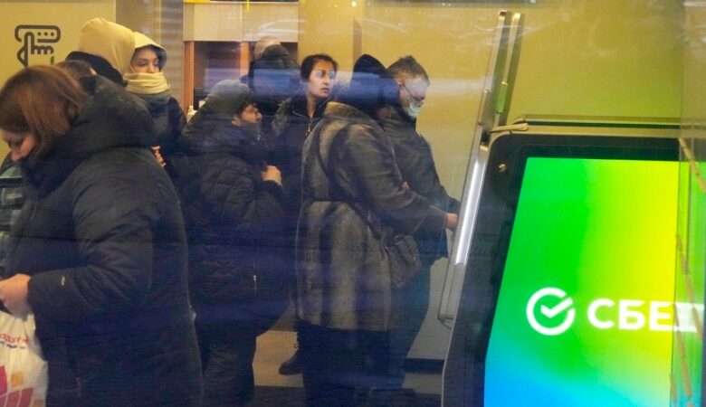 Người tiêu dùng Nga cảm nhận khó khăn khi lạm phát cao vẫn tiếp diễn Người tiêu dùng Nga cảm nhận khó khăn khi lạm phát cao vẫn tiếp diễn