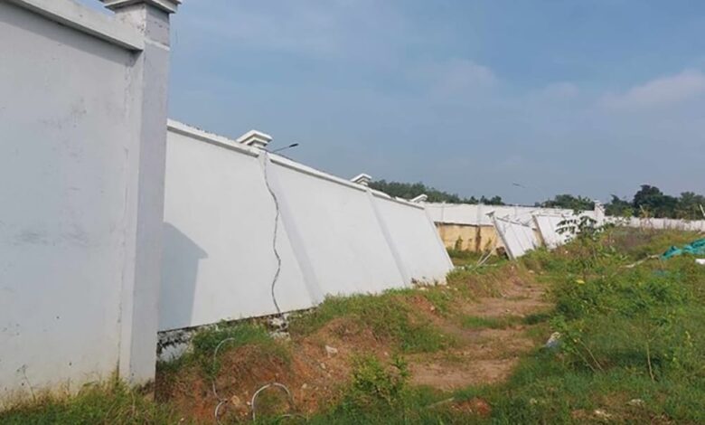Công trình bệnh viện xây gần 10 năm chưa xong, tường đổ sập! Công trình bệnh viện xây gần 10 năm chưa xong, tường đổ sập!