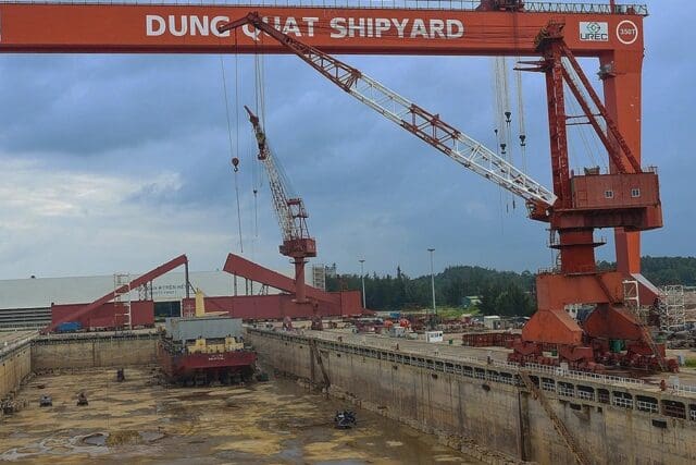 Chín công nhân bị phỏng vì nổ khí gas ở nhà máy đóng tàu Dung Quất Chín công nhân bị phỏng vì nổ khí gas ở nhà máy đóng tàu Dung Quất