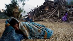Hàng ngàn người Nepal màn trời chiếu đất trong giá lạnh sau động đất Hàng ngàn người Nepal màn trời chiếu đất trong giá lạnh sau động đất