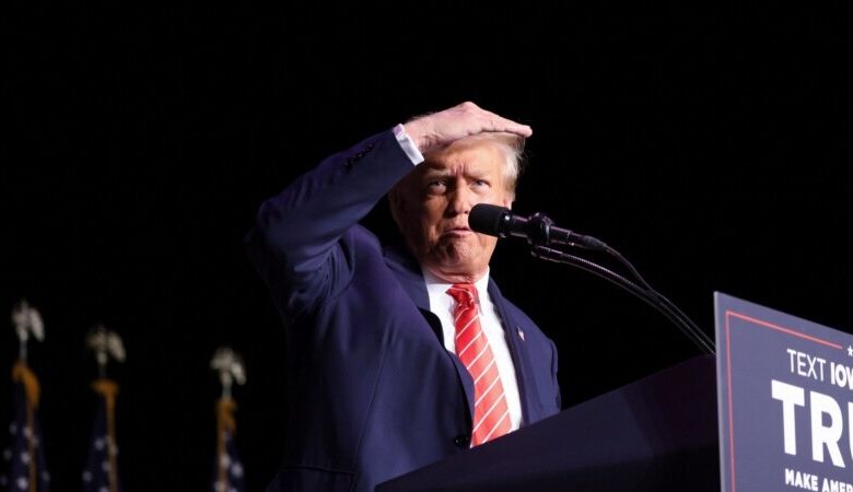 Ông Trump gọi những người bị bỏ tù vì tấn công Điện Capitol là ‘con tin’ Ông Trump gọi những người bị bỏ tù vì tấn công Điện Capitol là ‘con tin’