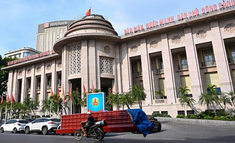 Vụ Vạn Thịnh Phát chỉ là lớp trên của tảng băng chìm trong hệ thống ngân hàng Việt Nam Vụ Vạn Thịnh Phát chỉ là lớp trên của tảng băng chìm trong hệ thống ngân hàng Việt Nam