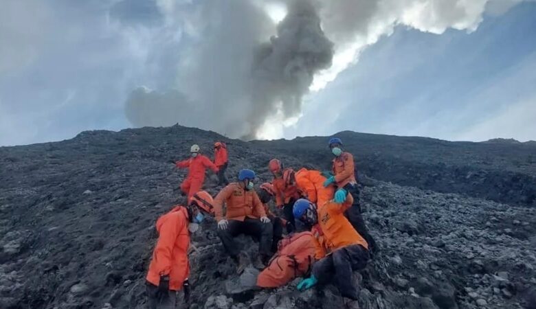 Núi lửa Marapi bất ngờ hoạt động ở Indonesia, làm 22 nhà leo núi thiệt mạng Núi lửa Marapi bất ngờ hoạt động ở Indonesia, làm 22 nhà leo núi thiệt mạng