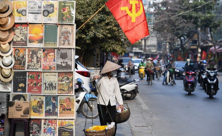 Trời ơi sao chẳng ai chịu vào Đảng hết vậy! Trời ơi sao chẳng ai chịu vào Đảng hết vậy!
