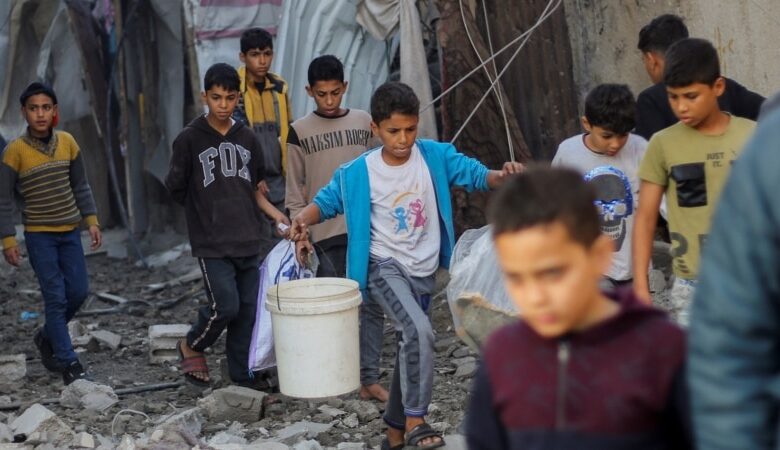 Lực lượng Israel giao tranh với Hamas ở miền nam Gaza, thường dân tìm nơi trú ẩn Lực lượng Israel giao tranh với Hamas ở miền nam Gaza, thường dân tìm nơi trú ẩn