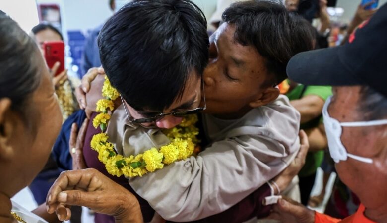 Thêm sáu con tin Thái Lan trở về từ Gaza Thêm sáu con tin Thái Lan trở về từ Gaza