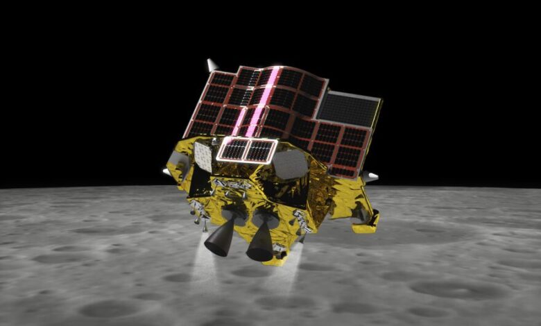 Trailblazing spacecraft reaches moon and sends back images Trailblazing spacecraft reaches moon and sends back images