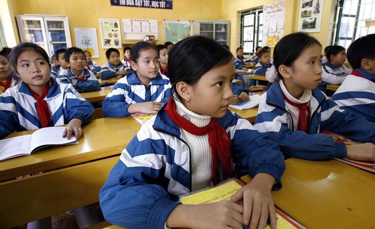 Quy định mặc đồng phục qua chuyện cắt quần học sinh! Quy định mặc đồng phục qua chuyện cắt quần học sinh!