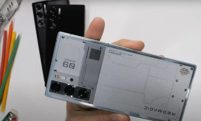 Man unboxes and reveals ‘smartphone from 2030’ with features that leave him astounded Man unboxes and reveals ‘smartphone from 2030’ with features that leave him astounded
