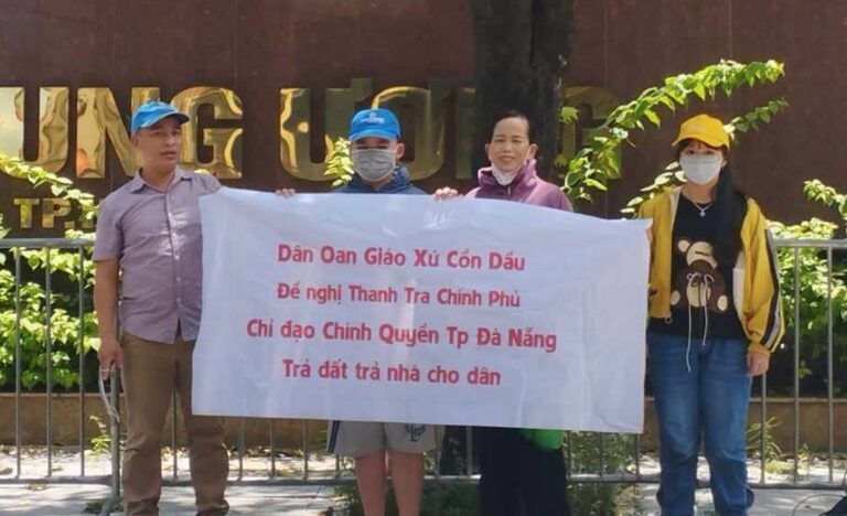 Giáo dân Cồn dầu vừa đến Mỹ tị nạn: “Các con khủng hoảng tinh thần khi chứng kiến cha mẹ bị đàn áp” Giáo dân Cồn dầu vừa đến Mỹ tị nạn: “Các con khủng hoảng tinh thần khi chứng kiến cha mẹ bị đàn áp”