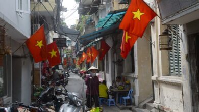Khen đường cờ đẹp sao không thấy quan chức nào đến chụp hình Tết?