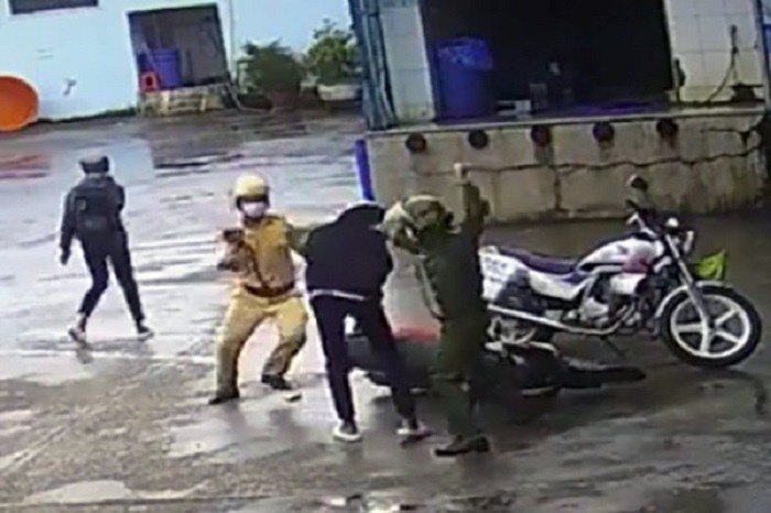 Cho phép CSGT dùng vũ lực: làm sao để tránh lạm dụng? Cho phép CSGT dùng vũ lực: làm sao để tránh lạm dụng?