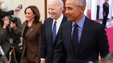 Bà Harris được vợ chồng ông Obama ủng hộ