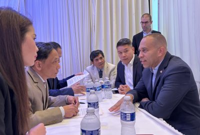 Lãnh Đạo Phe Thiểu Số Hạ Viện, Ông Hakeem Jeffries Đến Vận Động Tranh Cử Cho Ứng Cử Viên Derek Trần Tại Quận Cam, Và Tiếp Xúc Với Cử Tri Gốc Việt, Cùng Với Cô Lê Hoài Tâm, Nhà Báo Điếu Cầy Lãnh Đạo Phe Thiểu Số Hạ Viện, Ông Hakeem Jeffries Đến Vận Động Tranh Cử Cho Ứng Cử Viên Derek Trần Tại Quận Cam, Và Tiếp Xúc Với Cử Tri Gốc Việt, Cùng Với Cô Lê Hoài Tâm, Nhà Báo Điếu Cầy