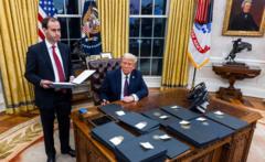 Tổng thống Donald Trump: Ân xá gần 1.600 người bạo loạn, rút khỏi WHO Tổng thống Donald Trump: Ân xá gần 1.600 người bạo loạn, rút khỏi WHO