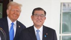 Cách thủ tướng Nhật Bản lấy lòng Donald Trump