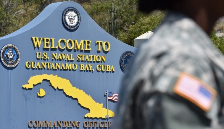 Mỹ cho máy bay quân sự trục xuất di dân tới Vịnh Guantanamo và về Ấn Độ Mỹ cho máy bay quân sự trục xuất di dân tới Vịnh Guantanamo và về Ấn Độ