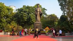 Hà Nội ‘di chuyển’ hàng chục cây xanh ven Hồ Gươm, nhiều người phản đối Hà Nội ‘di chuyển’ hàng chục cây xanh ven Hồ Gươm, nhiều người phản đối