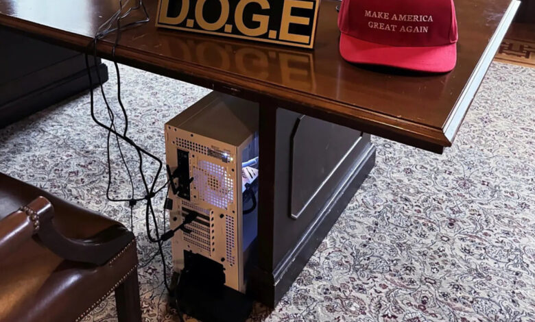 Elon Musk lắp PC chơi game tại văn phòng DOGE Elon Musk lắp PC chơi game tại văn phòng DOGE