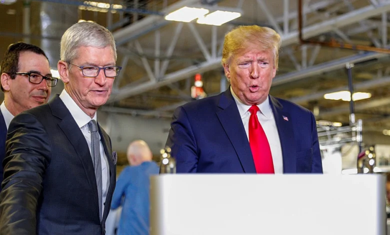 Tim Cook giúp Apple thoát đòn thuế của Trump thế nào Tim Cook giúp Apple thoát đòn thuế của Trump thế nào