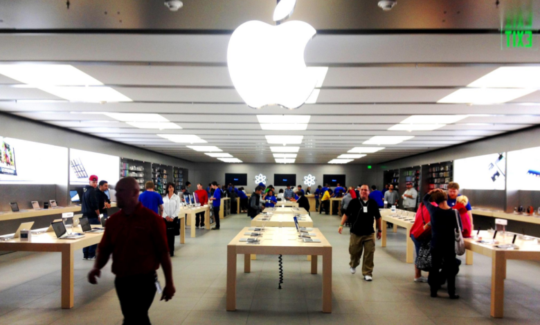 Đổ xô mua iPhone vì sợ tăng giá do thuế mới