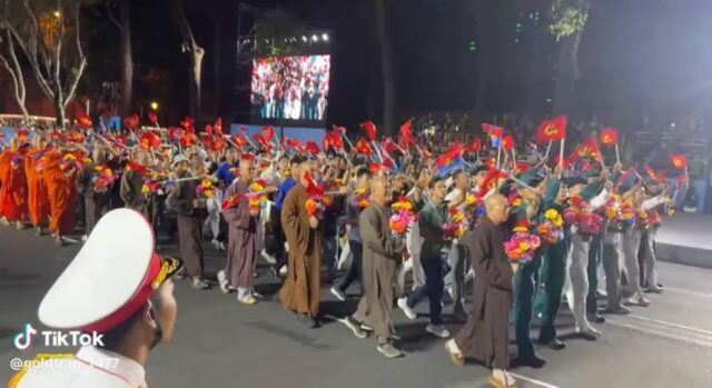 Than phiền kẹt xe do diễn tập “đại lễ”, MC Đài truyền hình bị đuổi việc Than phiền kẹt xe do diễn tập “đại lễ”, MC Đài truyền hình bị đuổi việc
