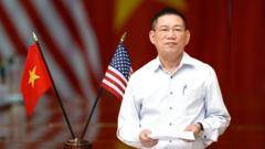 Thuế mới của Trump: ‘nhà đàm phán’ Hồ Đức Phớc đến Mỹ có xoay chuyển được tình thế? Thuế mới của Trump: ‘nhà đàm phán’ Hồ Đức Phớc đến Mỹ có xoay chuyển được tình thế?
