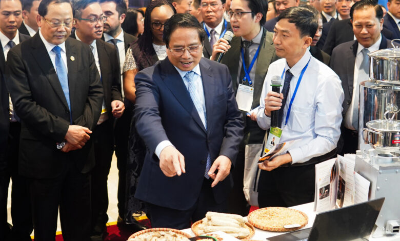 Thủ tướng tham quan triển lãm tăng trưởng xanh tại P4G 2025 Thủ tướng tham quan triển lãm tăng trưởng xanh tại P4G 2025