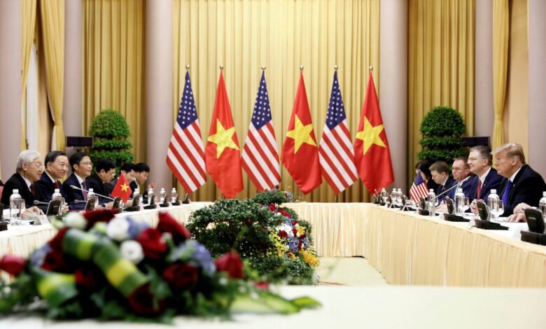 Bốn thế kẹt của Việt Nam khi đàm phán thuế quan với Mỹ Bốn thế kẹt của Việt Nam khi đàm phán thuế quan với Mỹ