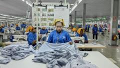Thuế đối ứng của ông Trump khiến các nước cạnh Trung Quốc lâm vào thế kẹt Thuế đối ứng của ông Trump khiến các nước cạnh Trung Quốc lâm vào thế kẹt