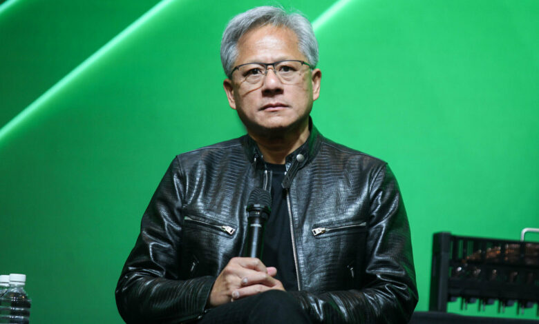Jensen Huang chỉ trích dự báo ‘AI gây thất nghiệp’ của CEO Anthropic Jensen Huang chỉ trích dự báo ‘AI gây thất nghiệp’ của CEO Anthropic