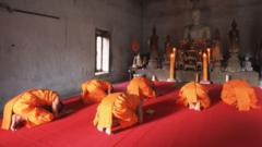 Các nhà sư Thái Lan bị tống tiền vì hàng ngàn video quan hệ tình dục Các nhà sư Thái Lan bị tống tiền vì hàng ngàn video quan hệ tình dục