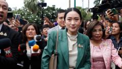 Thaksin – Hun Sen: Mối quan hệ rạn nứt ẩn sau xung đột Thái Lan – Campuchia Thaksin – Hun Sen: Mối quan hệ rạn nứt ẩn sau xung đột Thái Lan – Campuchia