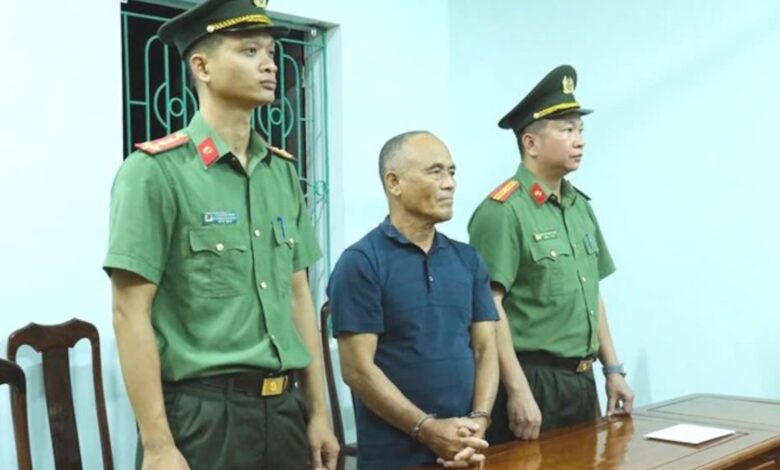 Một người dân ở Hà Tĩnh bị bắt vì viết “cán bộ là lũ ăn cướp của dân” trên Facebook Một người dân ở Hà Tĩnh bị bắt vì viết “cán bộ là lũ ăn cướp của dân” trên Facebook
