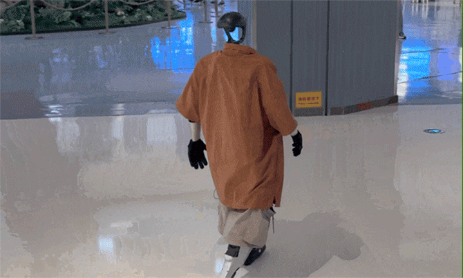 Robot hình người nổi tiếng vì phong cách ‘ông chú’