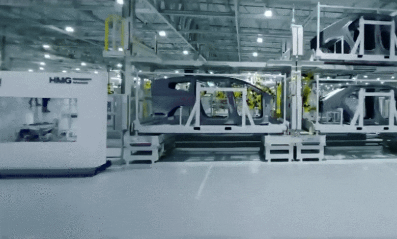 Bên trong nhà máy 750 robot hoạt động Bên trong nhà máy 750 robot hoạt động