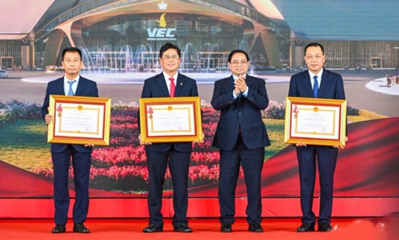 Tô Lâm tặng huân chương cho Vingroup, EVN ‘dằn mặt’ công luận Tô Lâm tặng huân chương cho Vingroup, EVN ‘dằn mặt’ công luận