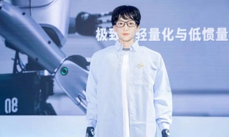 Robot hình người đầu tiên học tiến sĩ Robot hình người đầu tiên học tiến sĩ