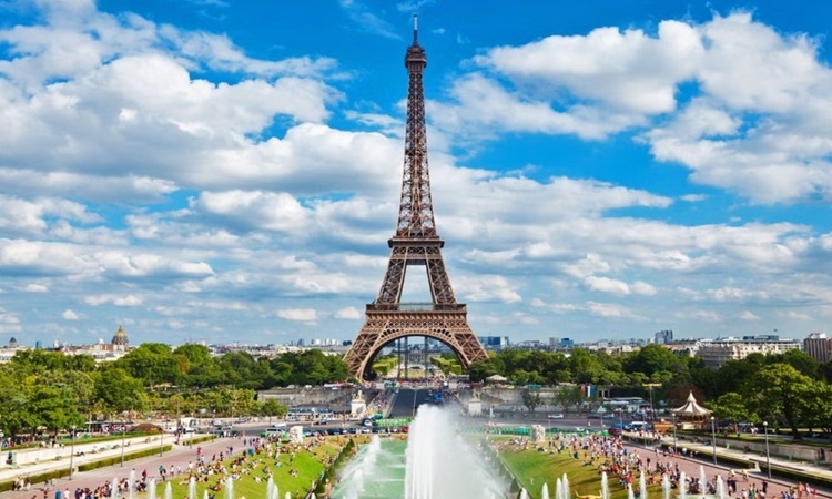 Tại sao tháp Eiffel cao lên vào mỗi mùa hè? Tại sao tháp Eiffel cao lên vào mỗi mùa hè?
