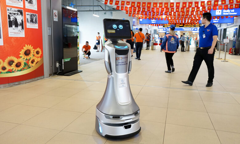 Robot lễ tân lần đầu phục vụ tại metro TP HCM Robot lễ tân lần đầu phục vụ tại metro TP HCM