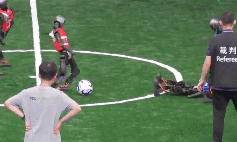 Những cú ngã tại ‘Thế vận hội robot hình người’ đầu tiên Những cú ngã tại ‘Thế vận hội robot hình người’ đầu tiên