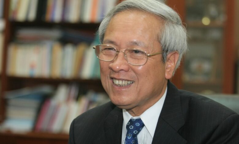 GS Đỗ Trung Tá kể về quyết định giúp điện thoại xa xỉ thành đồ ‘giắt cạp quần nông dân’ GS Đỗ Trung Tá kể về quyết định giúp điện thoại xa xỉ thành đồ ‘giắt cạp quần nông dân’
