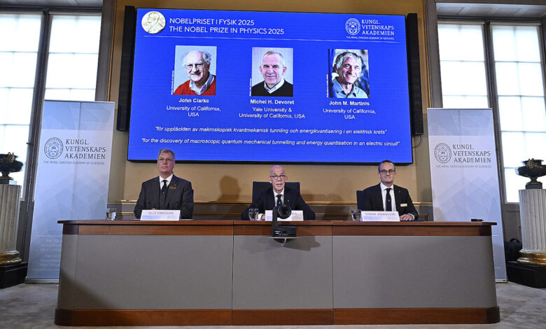 Sự kết hợp khác biệt giúp ba nhà khoa học thắng giải Nobel Vật lý 2025 Sự kết hợp khác biệt giúp ba nhà khoa học thắng giải Nobel Vật lý 2025