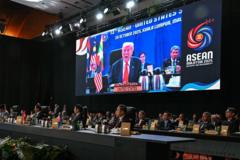 Trump công du châu Á: thỏa thuận, khúm núm và màn tái ngộ bất ngờ