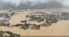 Lũ tàn phá miền Trung: Người dân đứng trên mái nhà kêu cứu xuyên đêm Lũ tàn phá miền Trung: Người dân đứng trên mái nhà kêu cứu xuyên đêm