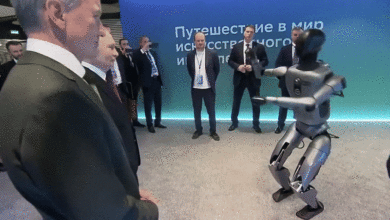 Robot hình người Nga nhảy múa trước mặt ông Putin